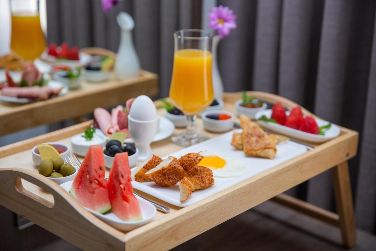 Ivy Garden Hotel Bakú Exterior foto A breakfast tray