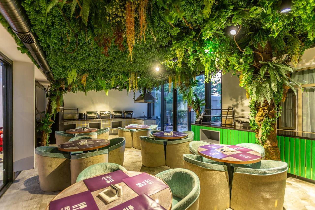 Ivy Garden Hotel Bakú Exterior foto The interior of the restaurant