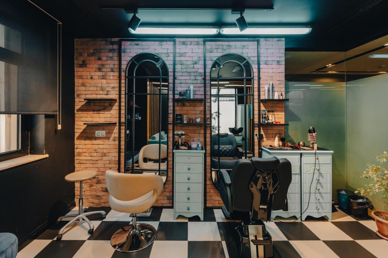 Ivy Garden Hotel Bakú Exterior foto A modern barbershop in Seoul, South Korea