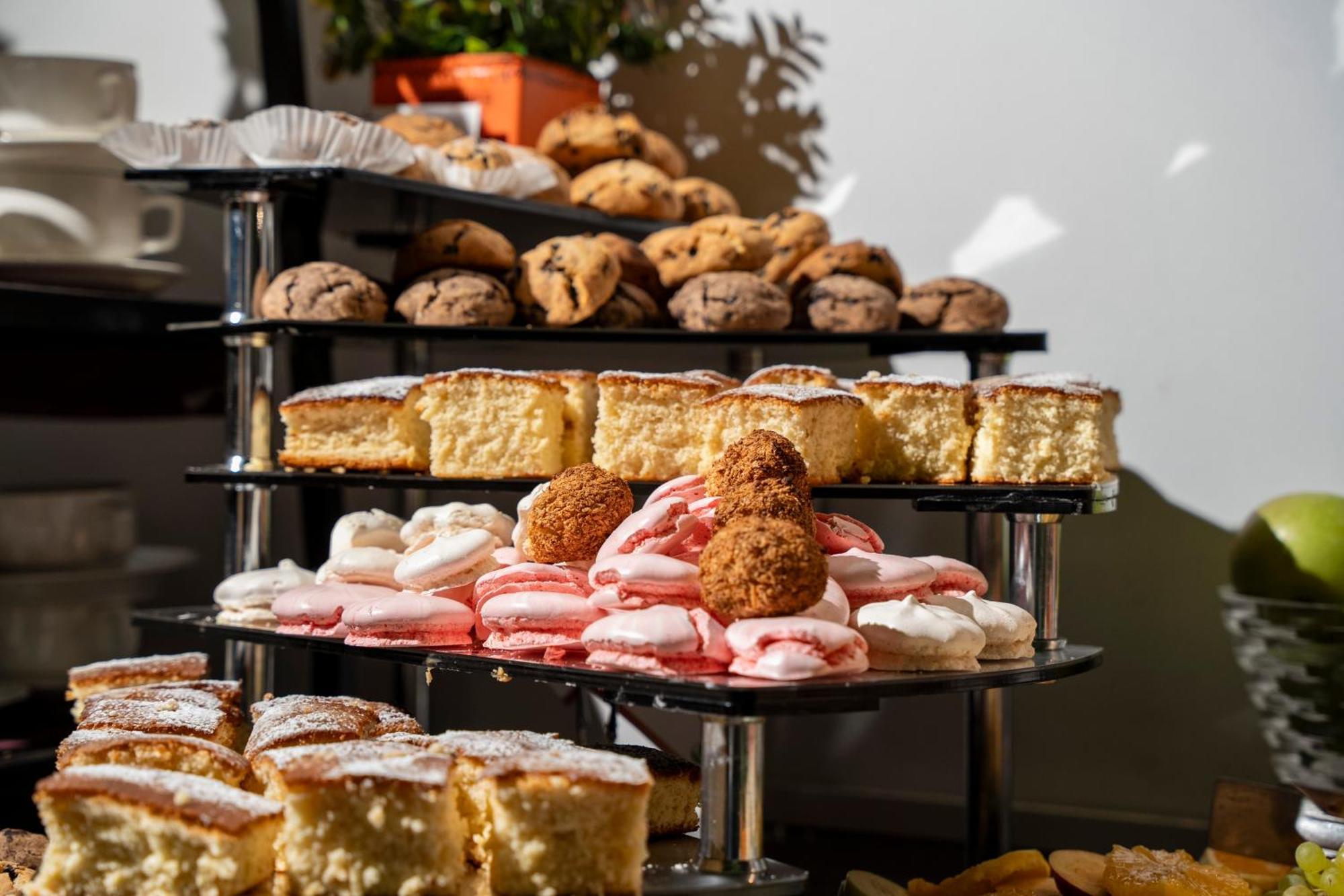 Ivy Garden Hotel Bakú Exterior foto A selection of cakes and biscuits