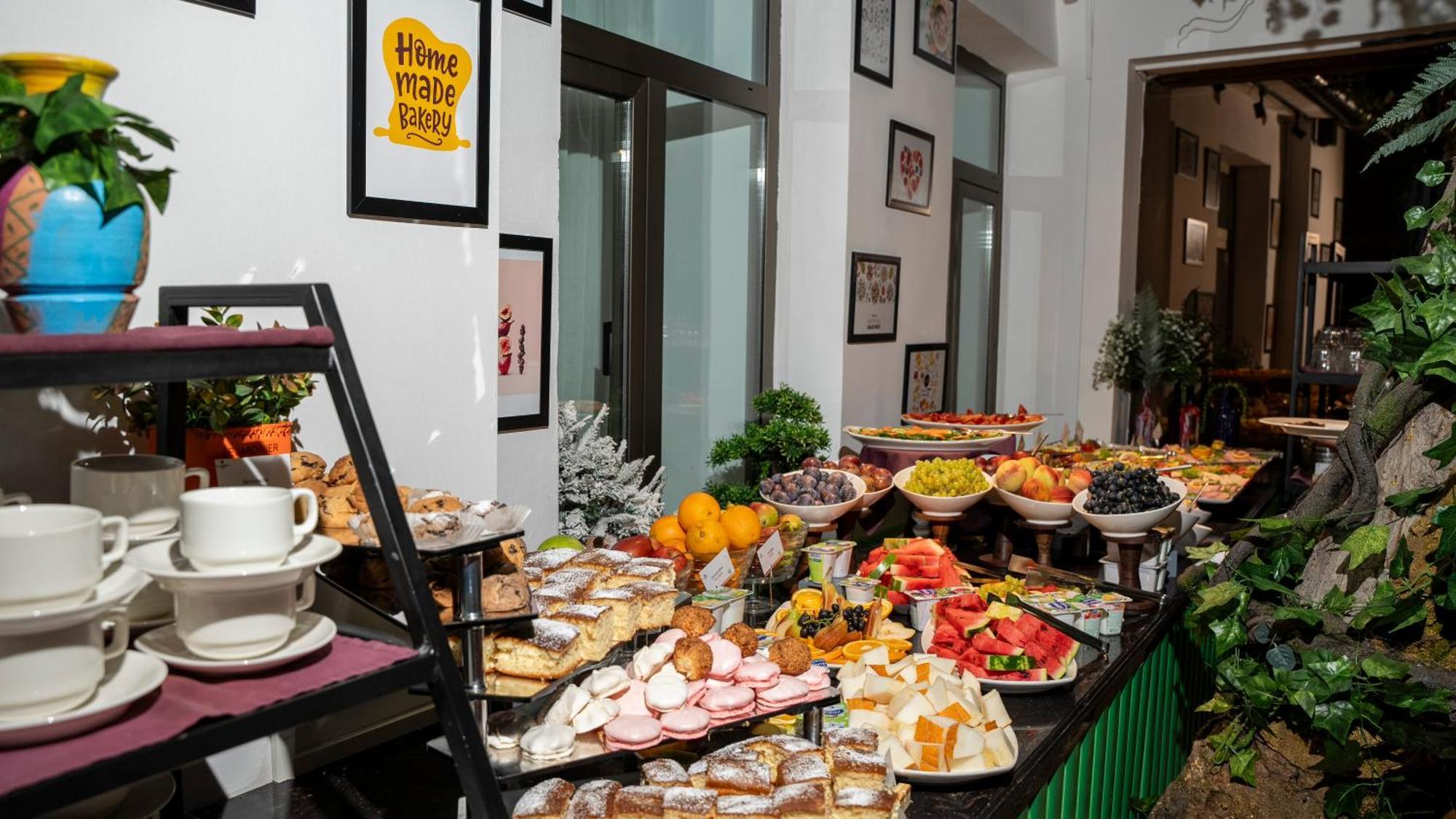 Ivy Garden Hotel Bakú Exterior foto A buffet at a party